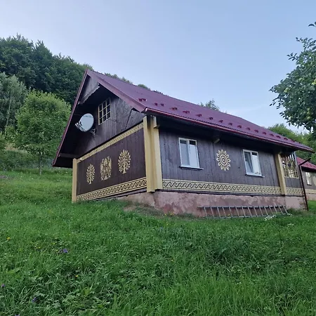 хата Koxata, тиха писана хата в карпатах, лавочне