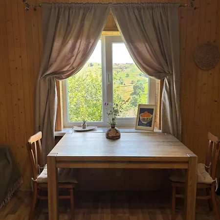 хата Koxata, тиха писана хата в карпатах, лавочне *